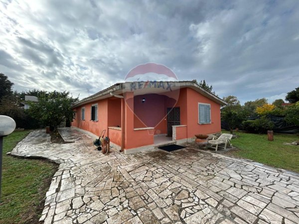 casa indipendente in vendita ad Aprilia in zona Campo di Carne