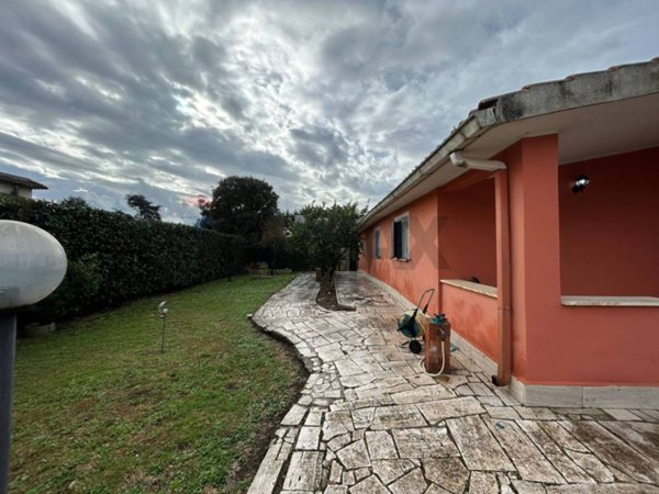 casa indipendente in vendita ad Aprilia in zona Cogna
