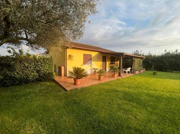 casa indipendente in vendita ad Aprilia in zona Genio Civile