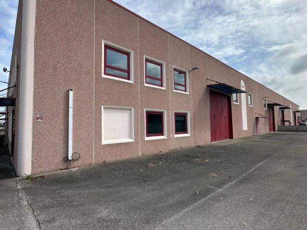 locale commerciale in vendita ad Aprilia in zona Fossignano