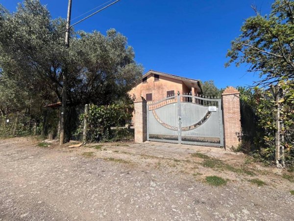 casa indipendente in vendita ad Aprilia in zona Cogna