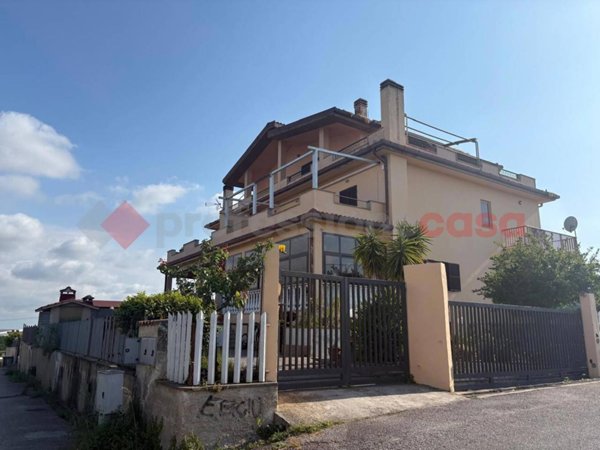 appartamento in vendita ad Aprilia in zona Casalazzara