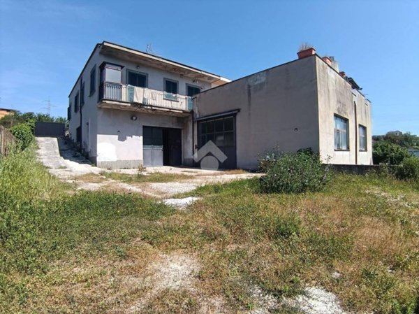 negozio in vendita ad Aprilia in zona Camilleri-Vallelata