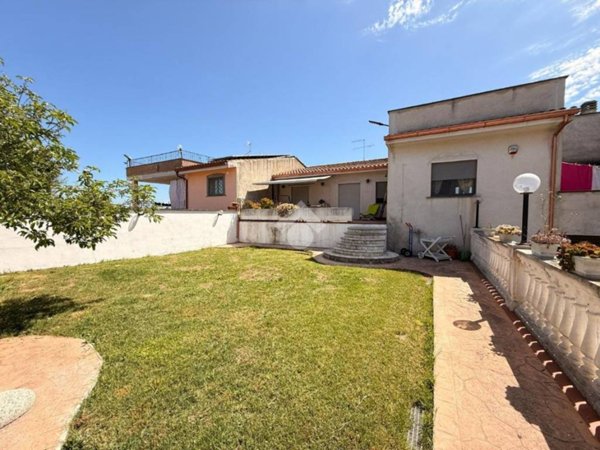 casa indipendente in vendita ad Aprilia in zona Campo di Carne