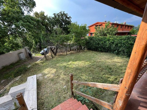 casa indipendente in vendita ad Aprilia in zona Casalazzara