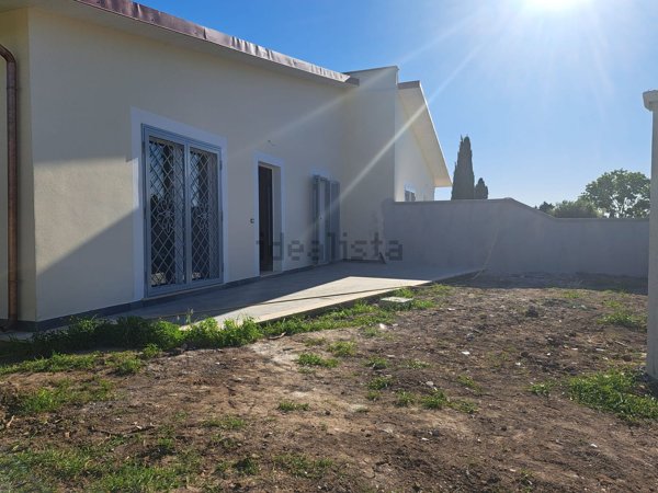 casa indipendente in vendita ad Aprilia in zona Fossignano