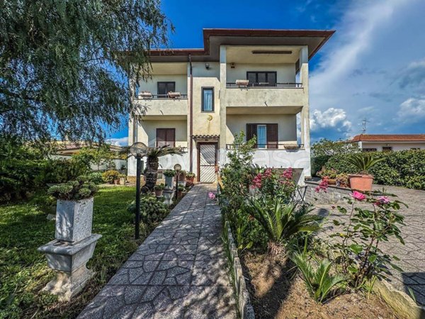 casa indipendente in vendita ad Aprilia in zona Genio Civile