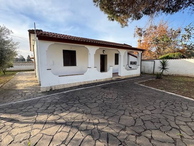 casa indipendente in vendita ad Aprilia in zona Cogna