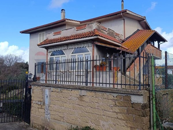 casa indipendente in vendita ad Aprilia in zona Fossignano