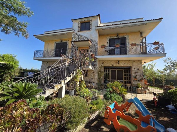 casa indipendente in vendita ad Aprilia in zona Campo di Carne