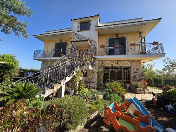 casa indipendente in vendita ad Aprilia in zona Campoverde