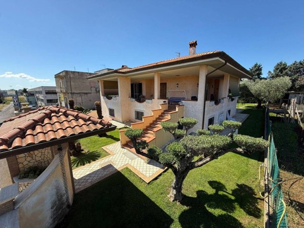casa indipendente in vendita ad Aprilia in zona Fossignano