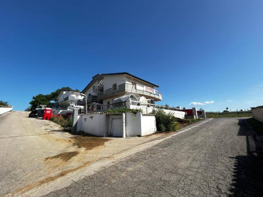 appartamento in vendita ad Aprilia in zona Casalazzara
