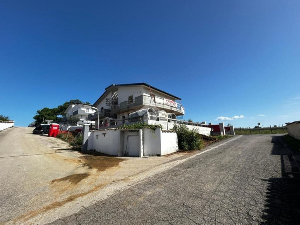 appartamento in vendita ad Aprilia in zona Casalazzara