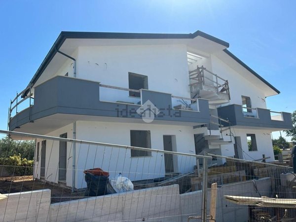 appartamento in vendita ad Aprilia in zona Casalazzara