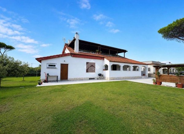 casa indipendente in vendita ad Aprilia in zona Campo di Carne