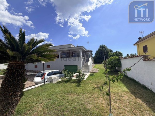 casa indipendente in vendita ad Aprilia in zona Fossignano