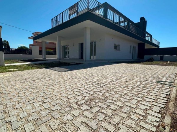 casa indipendente in vendita ad Aprilia