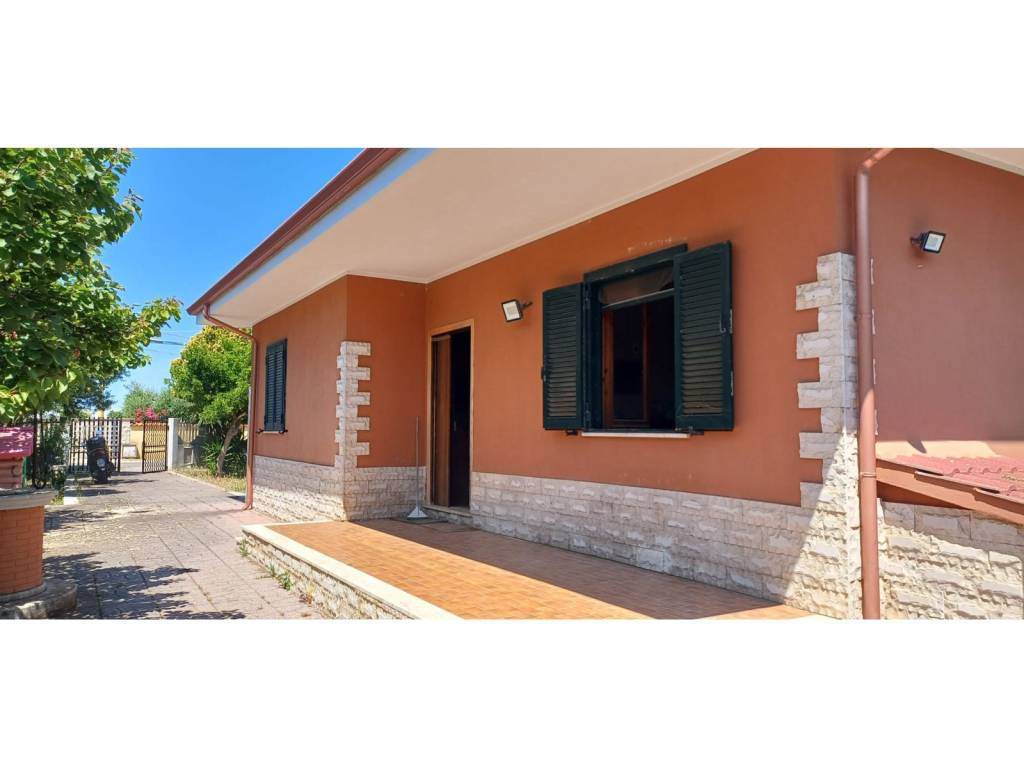 casa indipendente in vendita ad Aprilia in zona Campo di Carne