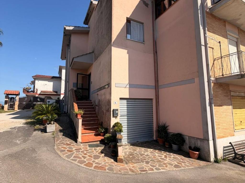 appartamento in vendita ad Aprilia in zona Campoleone