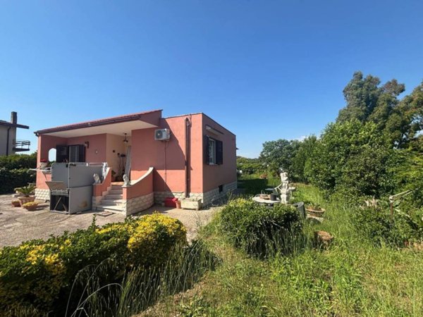 casa indipendente in vendita ad Aprilia in zona Cogna