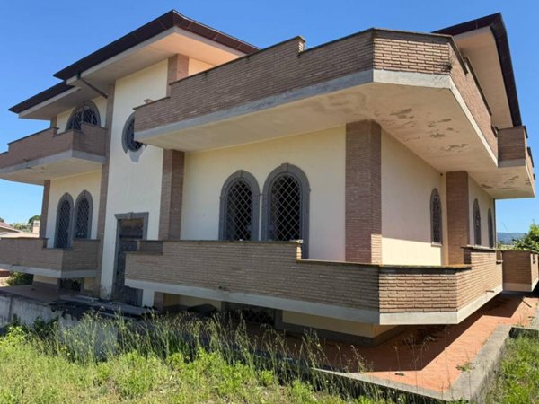 casa indipendente in vendita ad Aprilia in zona Fossignano