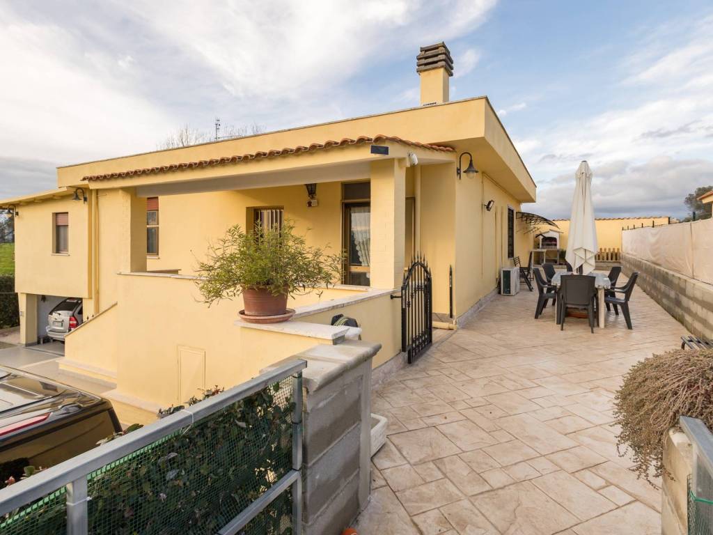 casa indipendente in vendita ad Aprilia in zona Fossignano