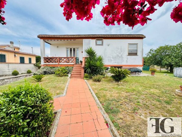 casa indipendente in vendita ad Aprilia in zona Campo di Carne