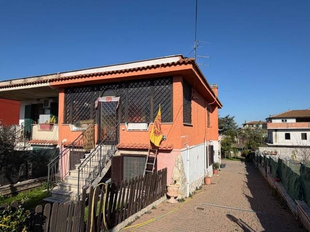 casa indipendente in vendita ad Aprilia in zona Fossignano