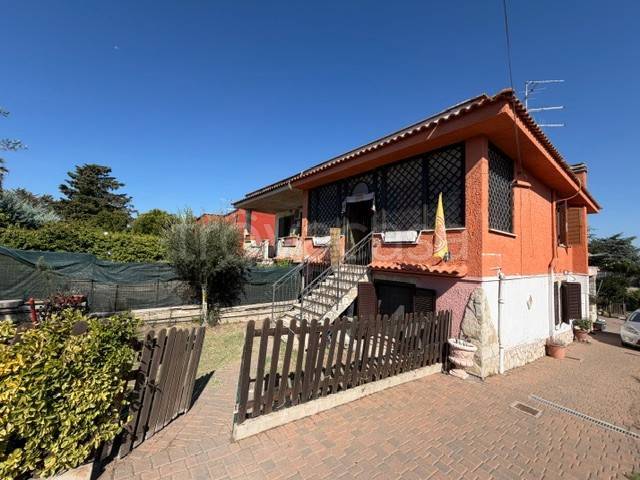 casa indipendente in vendita ad Aprilia in zona Fossignano