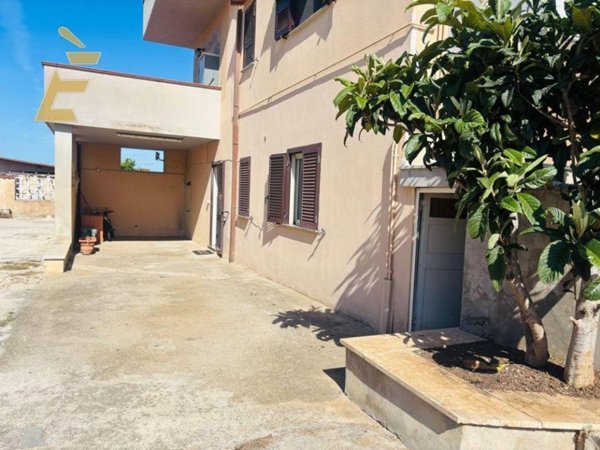 locale commerciale in vendita ad Aprilia in zona Cogna