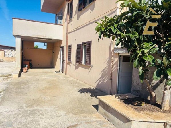 locale commerciale in vendita ad Aprilia in zona Cogna