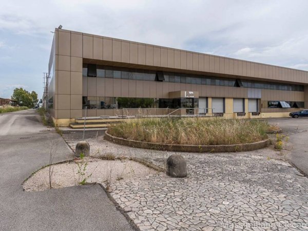 locale commerciale in vendita ad Aprilia in zona Riserva Nuova