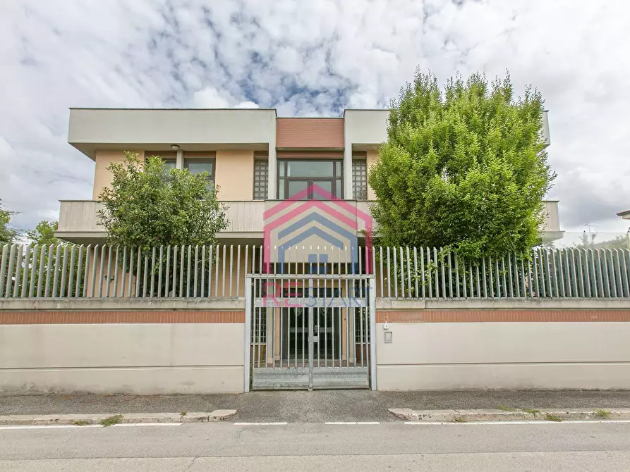 locale commerciale in vendita ad Aprilia
