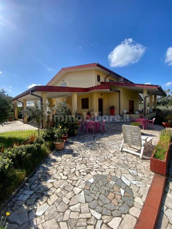 casa indipendente in vendita ad Aprilia in zona Campoleone