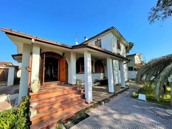 casa indipendente in vendita ad Aprilia in zona Cogna