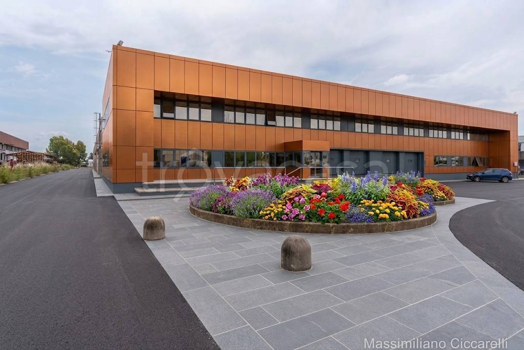 locale commerciale in vendita ad Aprilia