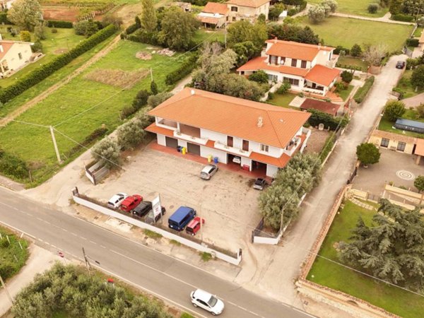 negozio in vendita ad Aprilia in zona Casalazzara