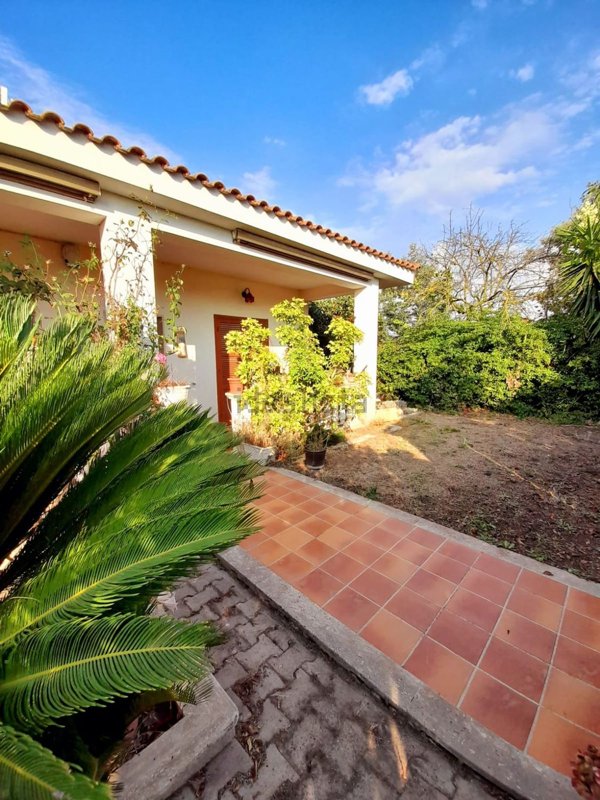 casa indipendente in vendita ad Aprilia in zona Cogna