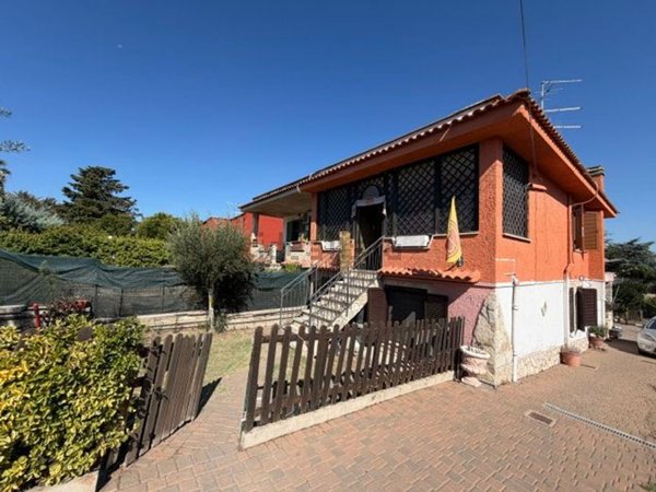 casa indipendente in vendita ad Aprilia in zona Fossignano