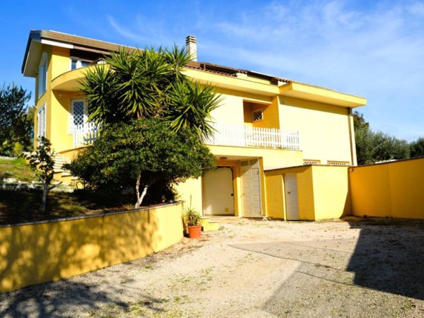 casa indipendente in vendita ad Aprilia in zona Casalazzara