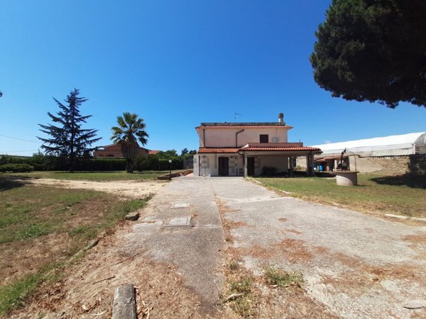 casa indipendente in vendita ad Aprilia in zona Campoverde