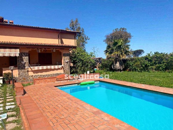 casa indipendente in vendita ad Aprilia in zona Fossignano