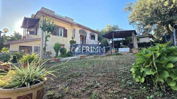 casa indipendente in vendita ad Aprilia in zona Cogna