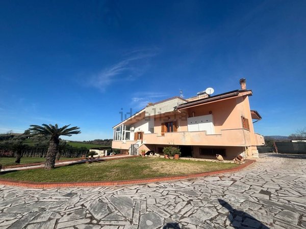 casa indipendente in vendita ad Aprilia in zona Riserva Nuova