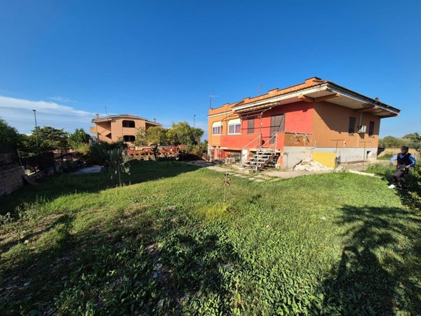 casa indipendente in vendita ad Aprilia in zona Fossignano