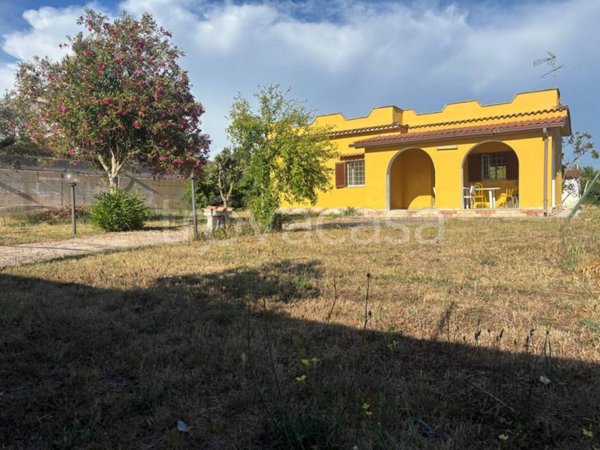 casa indipendente in vendita ad Aprilia in zona Cogna