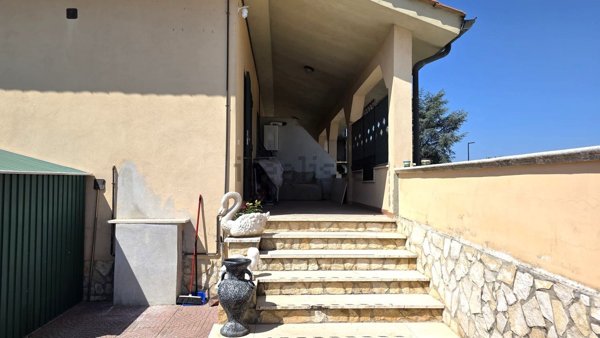 appartamento in vendita ad Aprilia in zona Fossignano