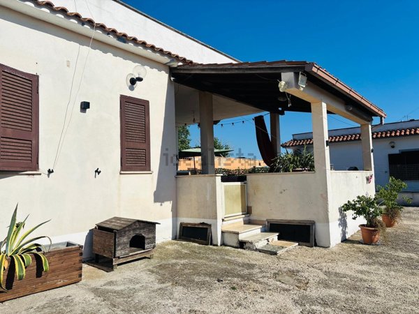 casa indipendente in vendita ad Aprilia in zona Cogna