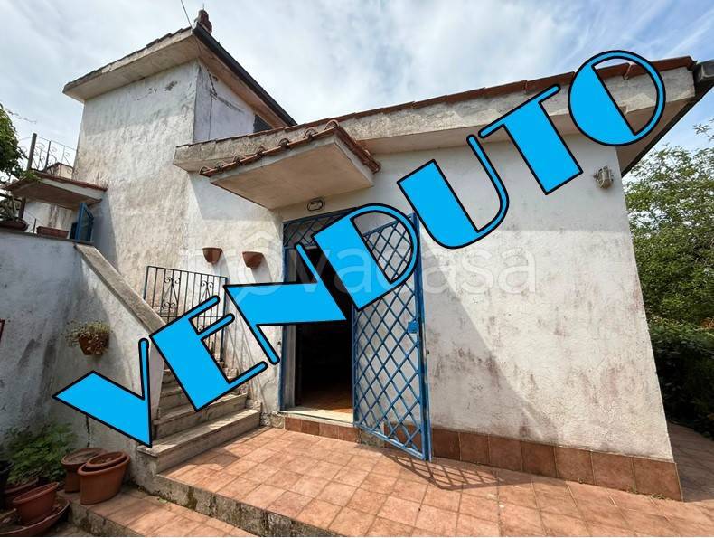 casa indipendente in vendita ad Aprilia in zona Cogna